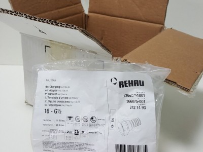 366075001 Муфтра с накидной гайкой Rehau Rautitan RX 16 × 1/2" В