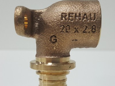 Угол настенный с внутренней резьбой Rehau Rautitan RX 20 x 1/2" В