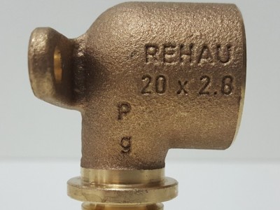366101001 Колено настенное с внутренней резьбой Rehau Rautitan RX 20 x 3/4" В