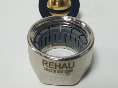 Резьбозажимное соединение Rehau 20 x 2.9 x 3/4" лучшая цена